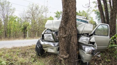 Sumqayıtda ağır qəza: "Chevrolet" ağaca çırpıldı