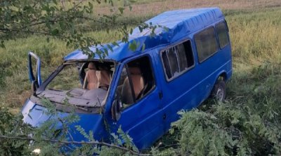 Ağstafada "Ford" ağaca çırpıldı: Xəsarət alanlar var - FOTO