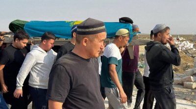 Xəzərdə həlak olan qazaxıstanlı hərbçilərlə vida mərasimi keçirilib