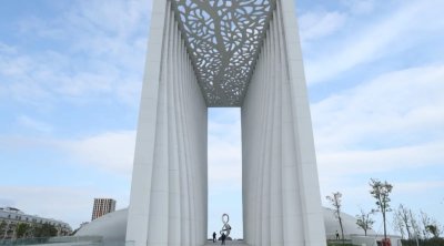 Dövlət və hökumət rəsmiləri Bakıdakı Zəfər parkında şəhidlərin xatirəsini andılar
