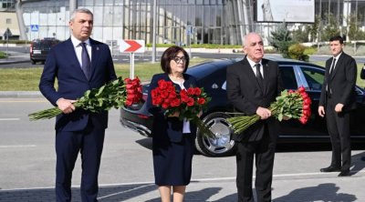 Dövlət və hökumət rəsmiləri Bakıdakı Zəfər parkında şəhidlərin xatirəsini andılar