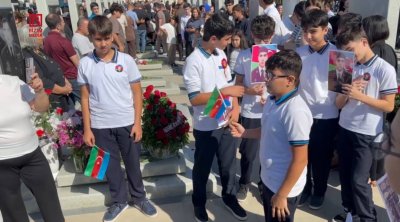 Şəhidlər Xiyabanında kövrək anlar - Uşaqlar &ldquo;Xudayar təsnifi&rdquo;ni ifa etdilər &ndash; VİDEO