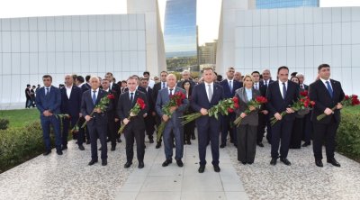 AHİK üzvləri Zəfər parkını ziyarət etdi - FOTO