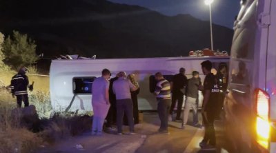 Türkiyədə sərnişin mikroavtobusu ilə minik avtomobili toqquşdu: 7 ölü, 13 yaralı var - VİDEO
