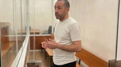 "Gördüm ki, arvadım qaşlarını səliqəyə salıb, döydüm"