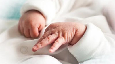Gürcüstanda 13 yaşlı azərbaycanlı qız əkiz dünyaya gətirdi