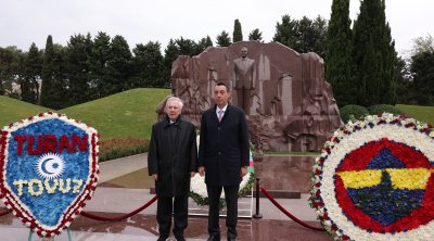 "Fənərbağça" nümayəndələri Heydər Əliyevin məzarını ziyarət etdilər - FOTO