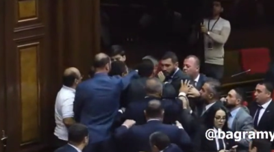 Ermənistan parlamentində deputatlar arasında dava düşdü &ndash; VİDEO