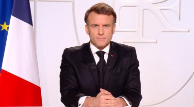 Makron məktəblilərin etirazları ilə bağlı TƏCİLİ İCLAS çağırdı