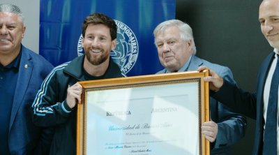 Messi fəxri doktor OLDU - FOTO
