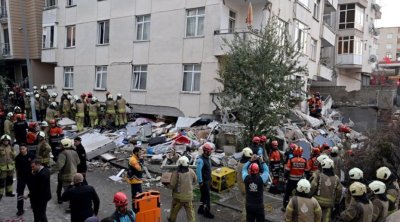 İstanbulda çökən binanın dağıntıları altından 1 nəfərin meyiti tapıldı - 3 nəfər axtarılır - VİDEO