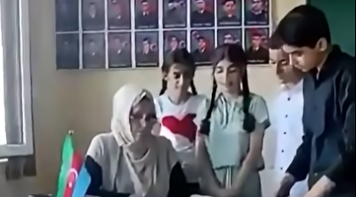 Müəllim dərs keçmək əvəzinə şagirdlərə Xameneyiyə həsr olunan mahnı oxutdurdu - VİDEO