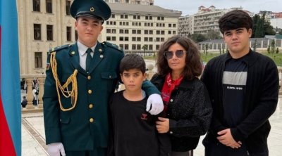 Elnarə Xəlilova oğulları ilə - VİDEO