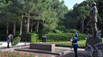 Kambocanın Baş naziri Heydər Əliyevin məzarını ziyarət etdi &ndash; FOTO