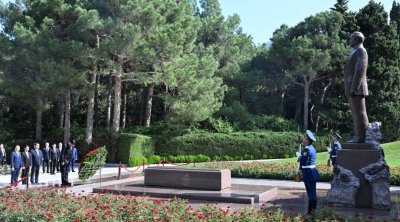 Laos Prezidenti Fəxri xiyabanı ziyarət etdi &ndash; FOTO