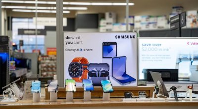 Qlobal smartfon satışları son 14 ilin rekord minimumuna düşdü: Yalnız iki brenddə artım var