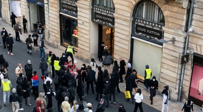 Fransada etirazçılar &ldquo;Louis Vuitton&rdquo; mağazasını DAĞIDIBLAR - VİDEO