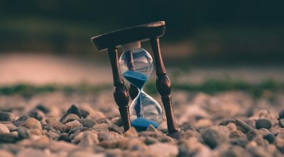 3 saat 2 saat 55 dəqiqədən daha qısa görünür: İfadələrin zaman qavrayışına təsiri
