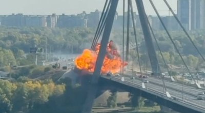 Rusiya hərbçiləri Zaporojye yaxınlığında asma körpüyə zərbə endirdi