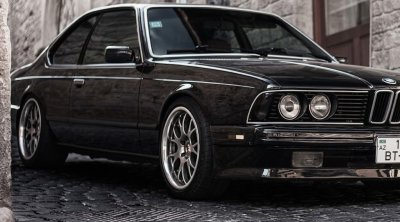 Bakıda 20 yaşlı oğlan sevgilisini BMW-nin içərisində döydü
