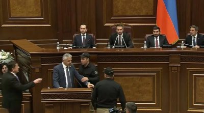 Ermənistan parlamentində dava: Müxalif deputat tribunadan uzaqlaşdırıldı – VİDEO