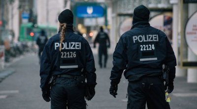 Almaniyada vəziyyət gərgindir: Etirazçılar polislərə hücum etdilər - Video