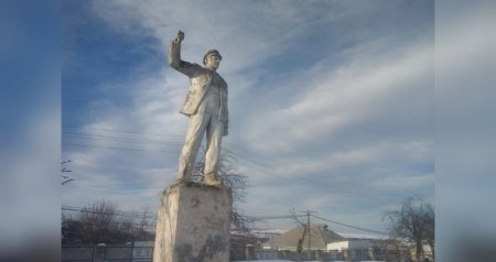 Həyətində Stalinin heykəli olan Oğuz sakini – Mədəniyyət Nazirliyinin “heykəl parkı” ideyası nə yerdə qaldı?