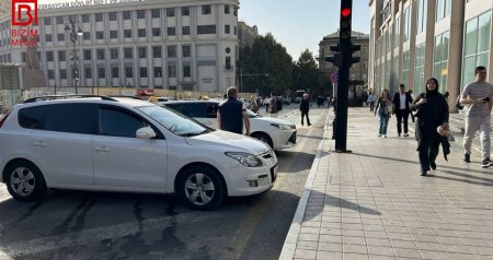 Taksilər “28 Mall”ın qarşısındakı velosiped zolağını duracağa çeviriblər – FOTOFAKT