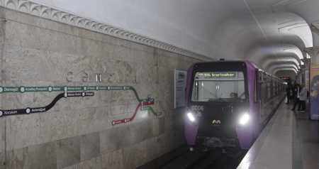 Bakı metrosunda PROBLEM: Sərnişinlər qatardan düşürüldü