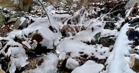 Şahdağda şəlalələr, bulaqlar dondu - FOTO