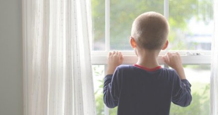 Canlı yayımda uşağına zorakılıq edən qadın TUTULDU