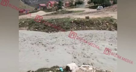 Palçıq qatı Qusarda kəndi 2 yerə böldü - VİDEO