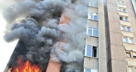 Bakıda çoxmərtəbəli binada yanğın: 5 nəfər təxliyə edildi