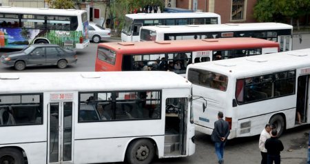 İctimai nəqliyyatda TRAGİKOMİK MƏNZƏRƏ – “Sərnişinlər qiymət fərqinə görə köhnə avtobuslara üz tutur”