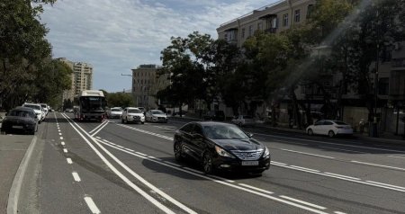 Bakının bir küçəsində mikromobillik zolağı təşkil edilir - FOTO