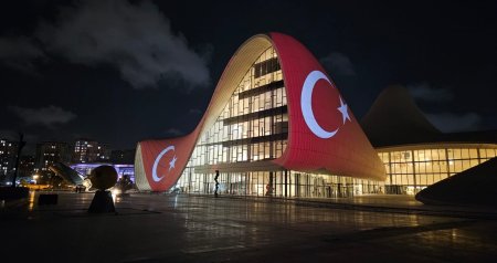 Heydər Əliyev Mərkəzi Türkiyə bayrağı ilə işıqlandırıldı - FOTO
