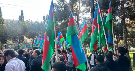 Zəfər Günü: Bakıda şəhidlərin əziz xatirəsi anılır - FOTO/VİDEO