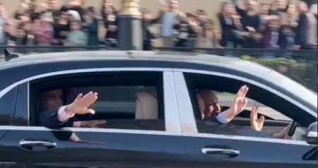 Liderlər tədbirdən sonra paradı izləyən insanlarla sağollaşdılar – VİDEO