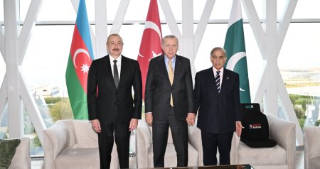 İlham Əliyevin Ərdoğan və Şahbaz Şəriflə üçtərəfli görüşü olub - FOTO