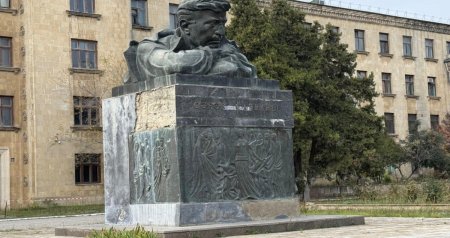 Cəfər Cabbarlının büstü restavrasiya EDİLƏCƏK