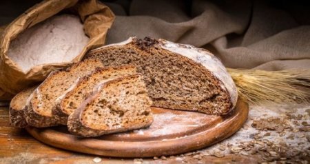 Marketlərdə “qara çörək” TƏLƏSİ – Çovdar unu əvəzinə rəngləndiricidən İSTİFADƏ OLUNUR