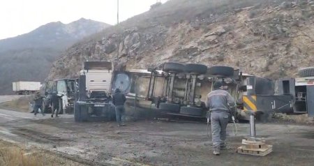 Laçın-Şuşa yolunda yük maşını aşıb, yol bağlanıb - FOTO