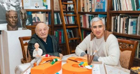 Prezidentin köməkçisi Xalq rəssamını evində ziyarət etdi