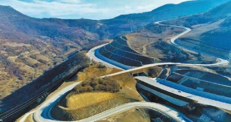 Azad edilmiş ərazilərdə uzunluğu 3700 kilometrdən çox olan avtomobil yolları inşa olunur