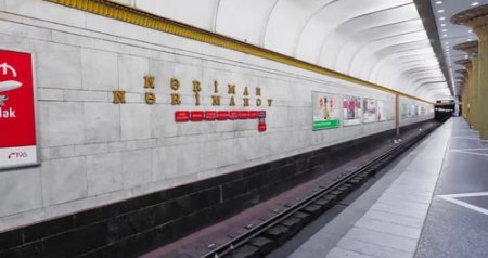 Bakı metrosunda sərnişin qatar yoluna düşdü - VİDEO