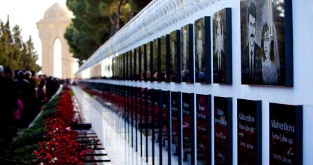 Şəhidlər Xiyabanında qəlbləri titrədən MƏZAR &ndash; Bu gün ən çox bu şəhid ZİYARƏT olundu &ndash; VİDEO