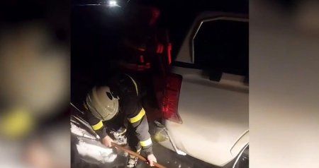 Füzulidə avtomobillərdə köməksiz vəziyyətdə qalan vətəndaşlara yardım göstərildi - VİDEO