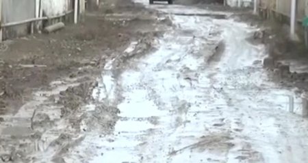 Salyan sakinlərinin yol PROBLEMİ: "Palçığın içində itib-batmışıq" - VİDEO