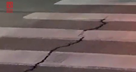 Bakının mərkəzində TƏHLÜKƏ &ndash; Yoldakı çatlar gün keçdikcə böyüyür - VİDEO