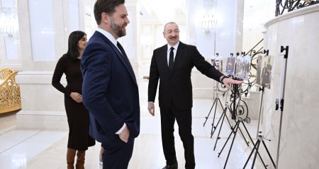 İlham Əliyev Vensə bu fotoları göstərdi &ndash; VİDEO